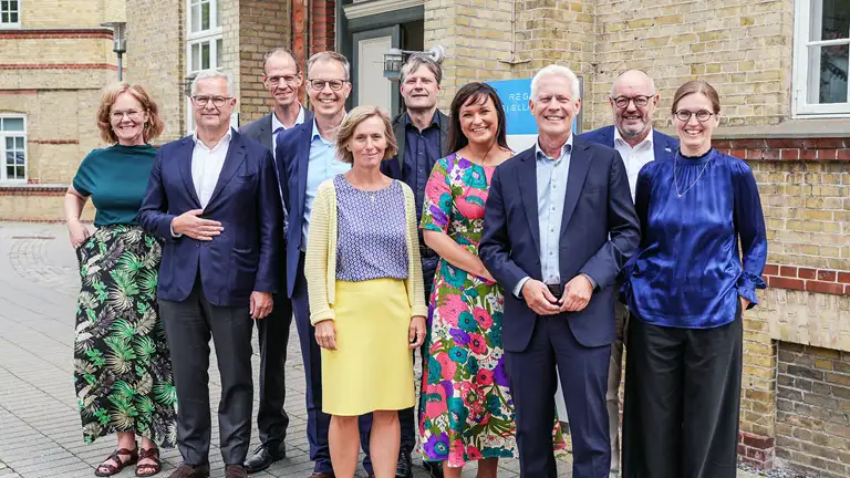 Kommissionen sammen med indenrigs- og sundhedsminister Sophie Løhde